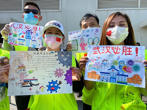 志愿者群体介绍孩子送给医护的画。澎湃新闻记者 赵思维 图