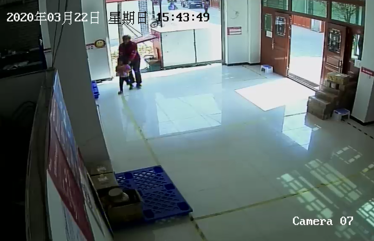  田仁军开车带小女孩回到配送站