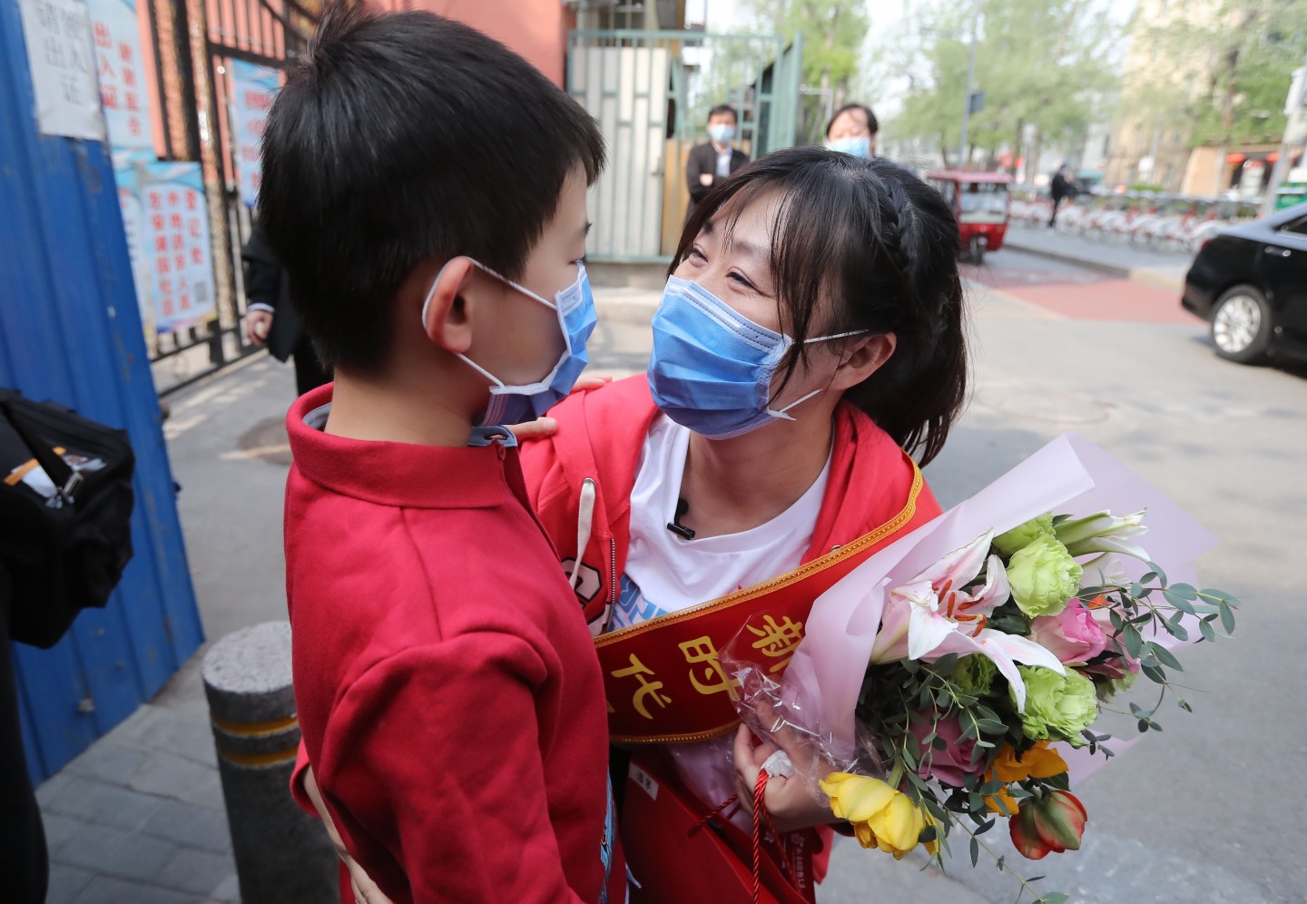 医疗队员潘攀与儿子团圆。孩子抱着潘攀说:“妈妈我为你自满。”新京报记者 王贵彬 摄