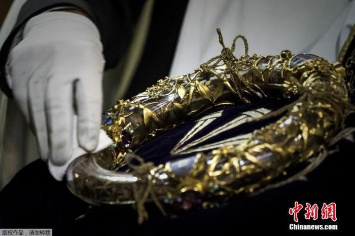 一名牧师在擦拭荆棘王冠。(资料图)