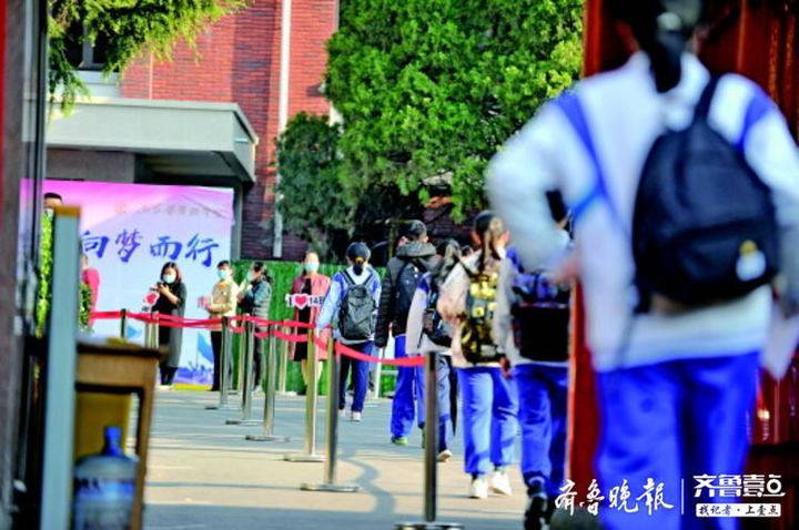省实验中学的学生保持间隔,陆续走进校门。齐鲁晚报·齐鲁壹点记者王媛摄