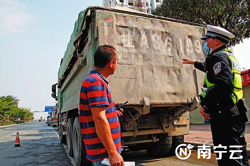 交警发现该泥头车存在反光标识缺失等问题,立即向驾驶员提出整改意见。记者 程勇可 摄