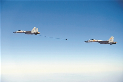 歼15部队1周进行5次高强度演练 上演伙伴加油(图