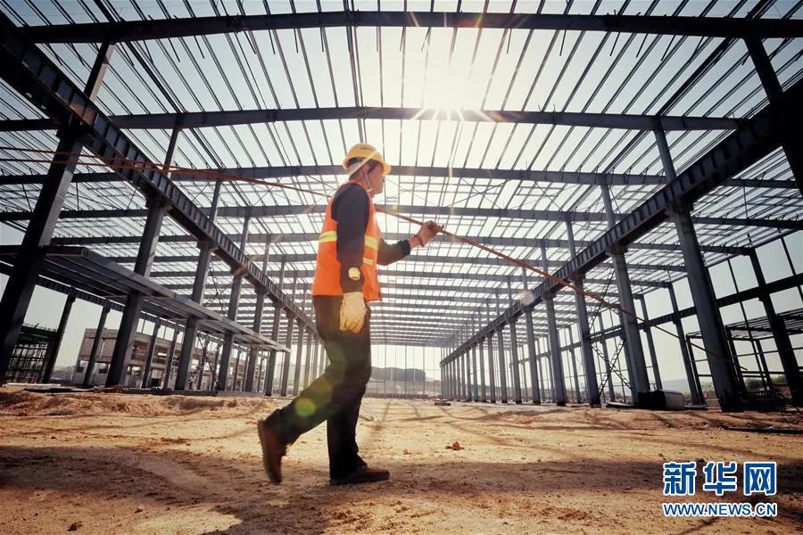 ▲4月15日，工作人员在贵州宝能汽车产业园项目现场施工。新华社记者 刘续 摄