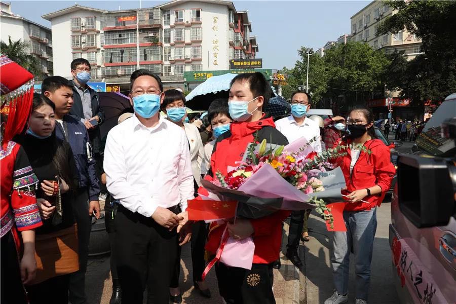 4月15日，忻城县为莫仁云在内的5名支援湖北医护举行欢迎仪式