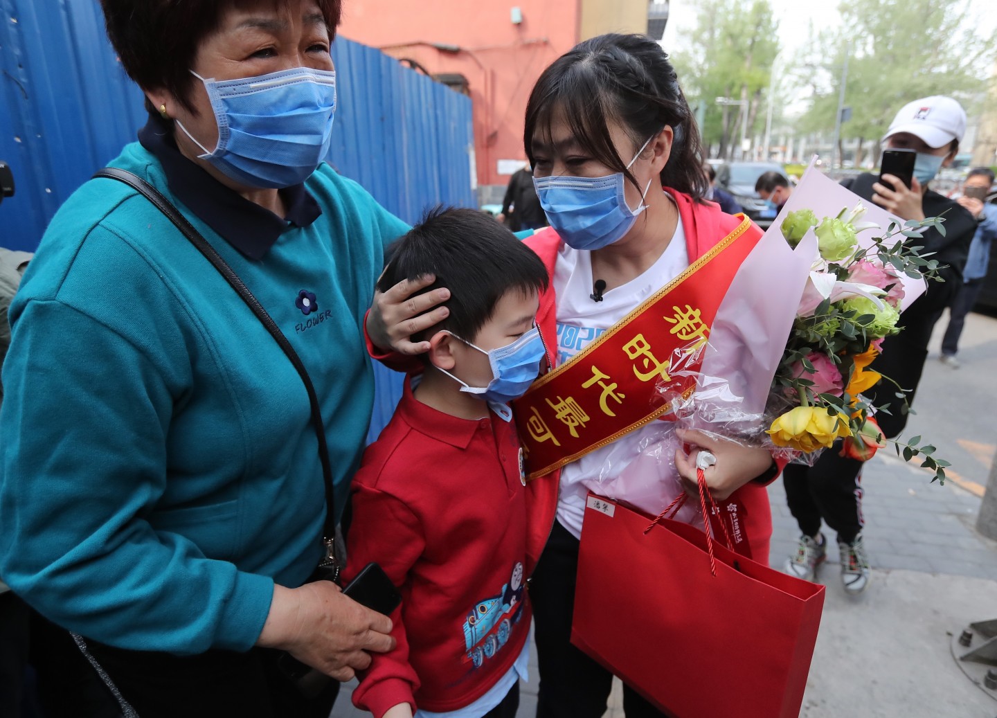 医疗队员潘攀与家人团圆。新京报记者 王贵彬 摄