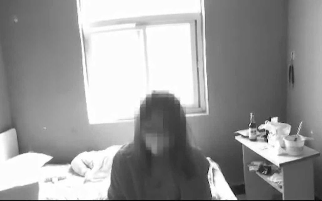 轻生女子被救回后接受民警劝导。警方供图