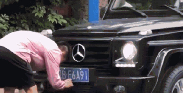 于汉超当街涂改车牌。