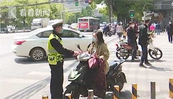 女孩身陷传销 街头紧抱交警求助:叔叔 送我回家吧!休闲区蓝鸢梦想 - Www.slyday.coM 女孩身陷传销 街头紧抱交警求助:叔叔 送我回家吧!休闲区蓝鸢梦想 - Www.slyday.coM