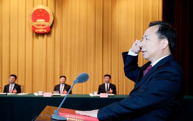 4月17日,山东省十三届人大常委会第十九次集会录用李干杰为山东省副省长、署理省长。图为李干杰举行宪法宣誓。图/民众日报微信民众号