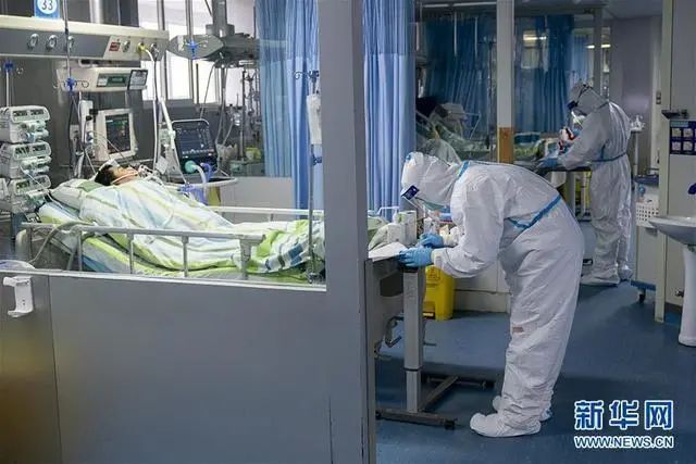 1月24日,医护职员在武汉大学中南医院重症断绝病房内繁忙