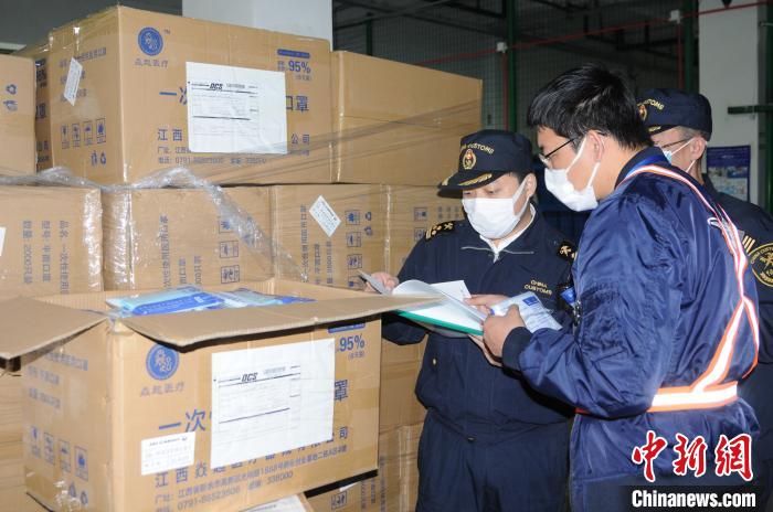 图为大连周水子机场海关查获医用口罩15万只。李洋摄