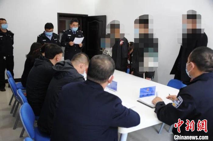 蒲县检察官与涉案未成年人建立定期回访制度,推行个别化处遇,预防未成年人再次实施违法犯罪行为。山西省人民检察院供图