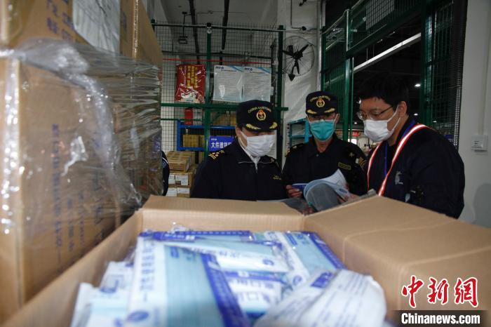 图为大连周水子机场海关查获医用口罩15万只。李洋 摄