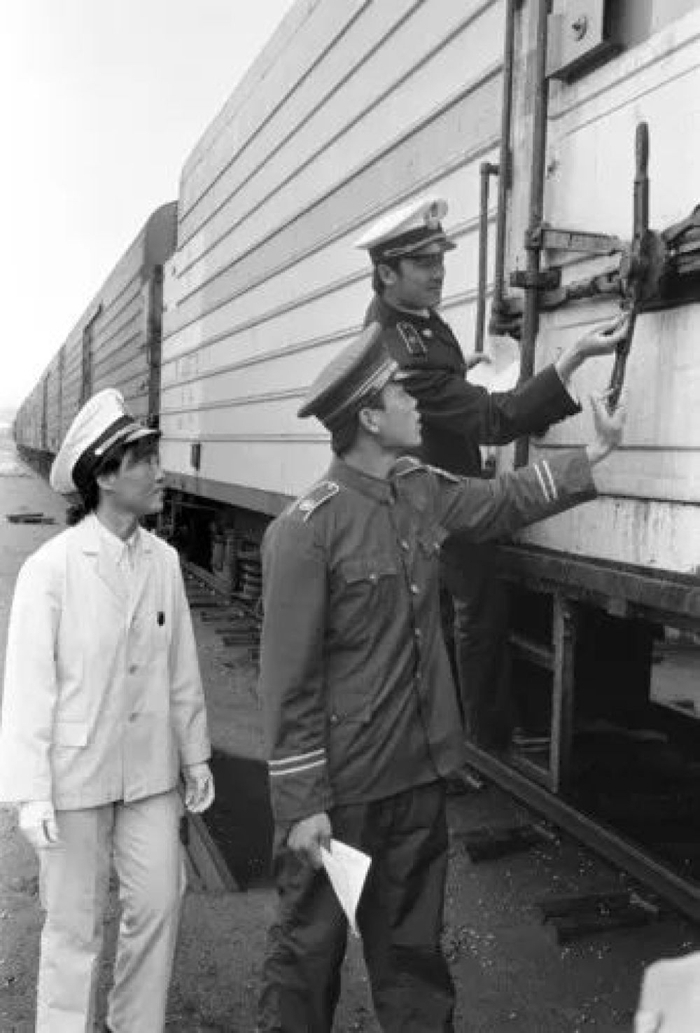 黑龙江省绥芬河市海关人员在检查出口物资。(1987年11月25日)新华社记者许万育摄