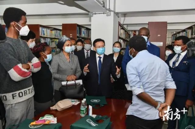 副省长张新(中)与非洲多国驻穗总领事看望非洲国度留学生。