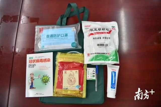 非洲国度留学生收到暖心的“康健包”。