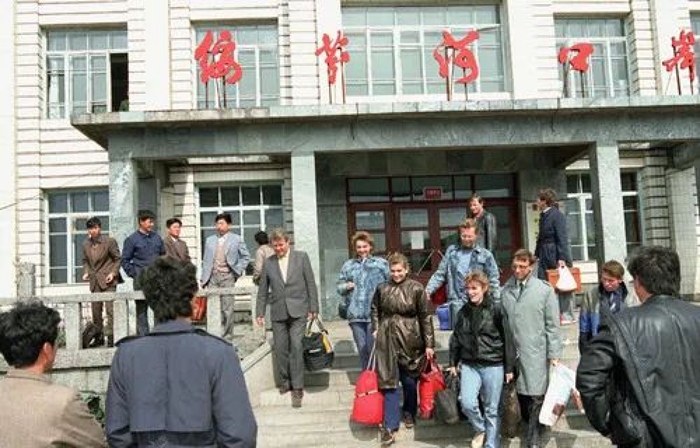 苏联游客由绥芬河口岸入境，到中国游览观光。（1989年6月3日发）新华社记者周确摄