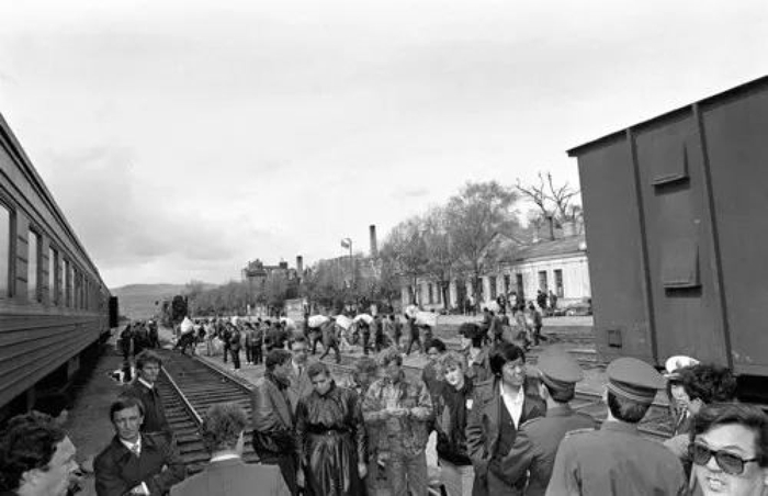 1989年5月中旬，苏联伯力医学院的6名师生和苏联外贸部门的官员结束在黑龙江的学术交流与业务洽谈后，准备从绥芬河市乘火车返回苏联。新华社记者周确摄