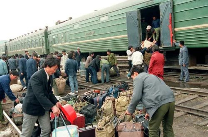 在边境贸易中，中国对苏联的劳务出口数量不断增加。图为1989年7月，绥芬河市火车站等候国际列车的人们。新华社记者周确摄