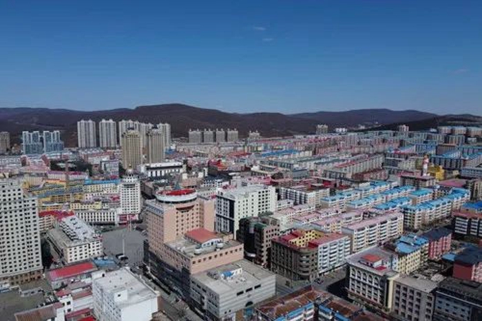  4月15日，高空俯瞰黑龙江省绥芬河市城市楼群。（无人机照片）张涛摄