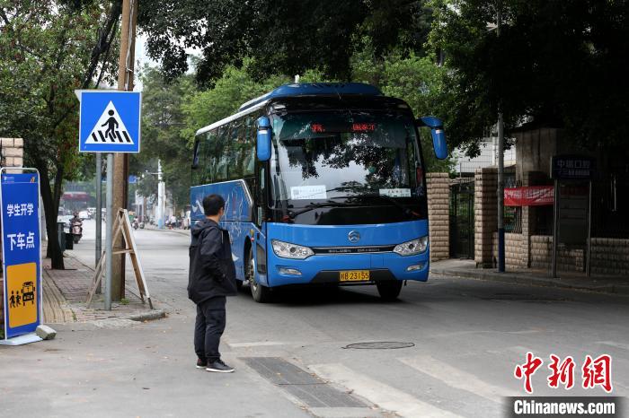 柳州职业技术学院大三学生乘坐学校派出的专车返校。 朱柳融 摄