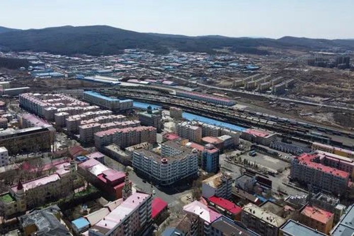 4月15日,高空俯瞰黑龙江省绥芬河市城市楼群。(无人机照片)张涛摄
