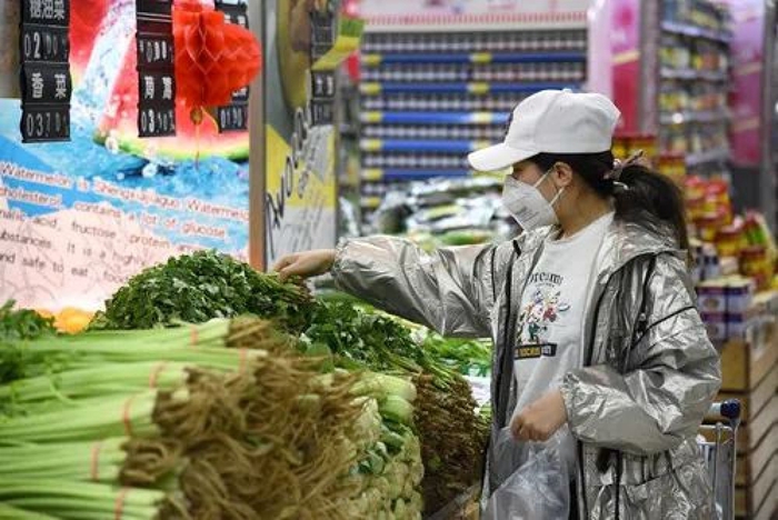 4月11日,在绥芬河一大型超市,市民在挑选蔬菜。新华社记者董宝森摄
