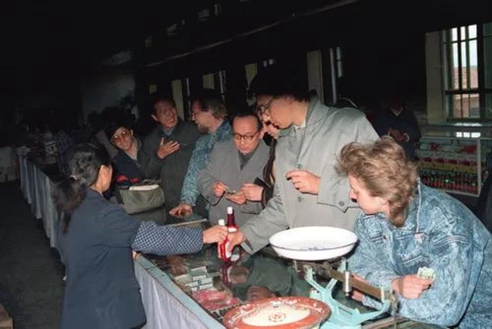  苏联伯力医学院6名师生在绥芬河市商店购买中国化妆品。（1989年6月3日发）新华社记者周确摄