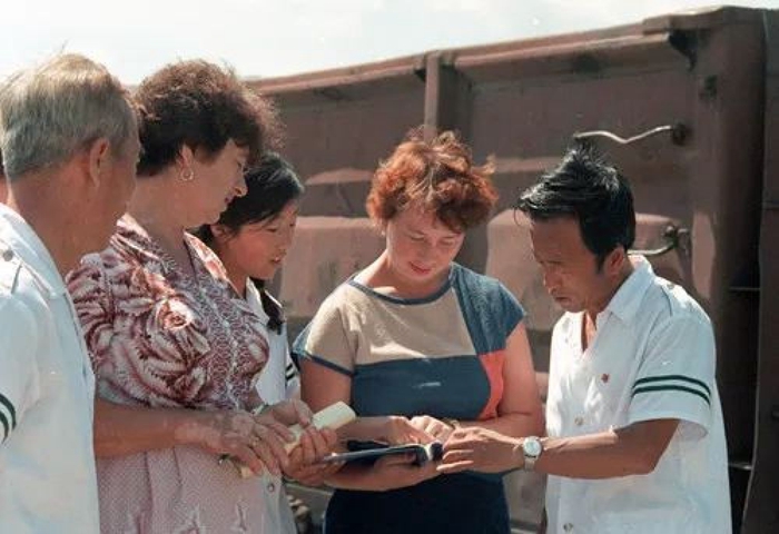 中苏贸易业务人员在绥芬河市车站验收货物。（1986年7月25日发）新华社记者刘向阳摄