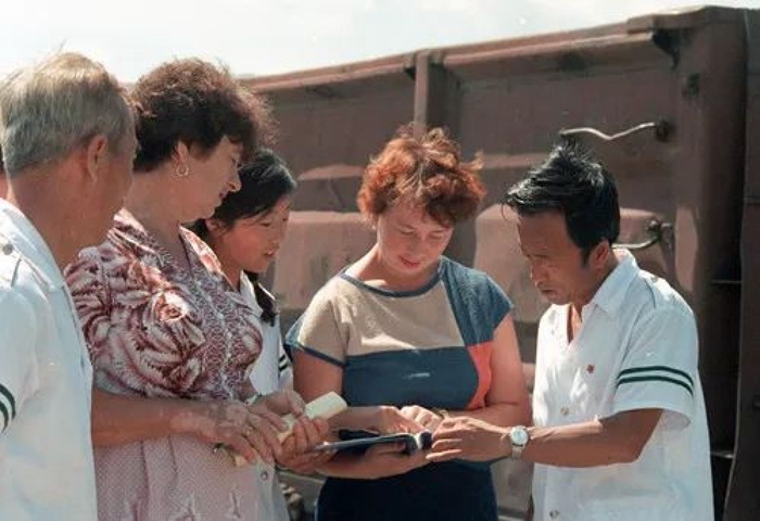 中苏贸易业务人员在绥芬河市车站验收货物。(1986年7月25日发)新华社记者刘向阳摄
