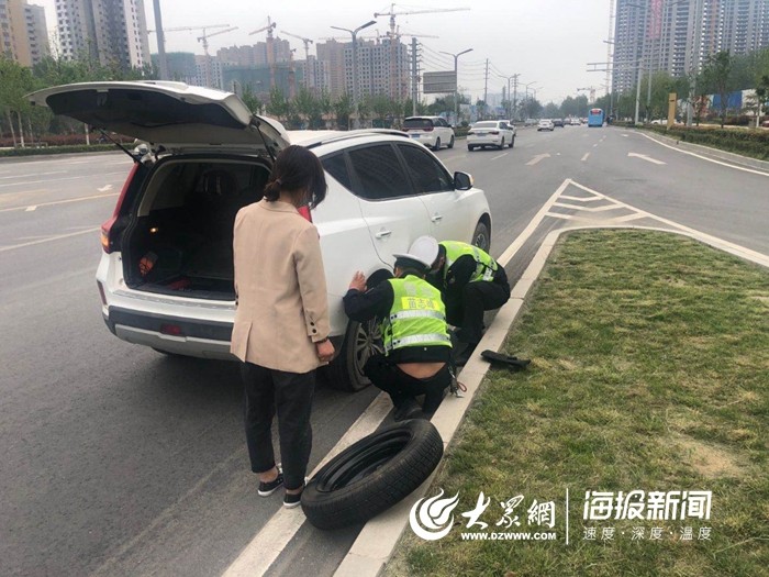 市开发区交警帮忙换轮胎 排忧解难暖人心