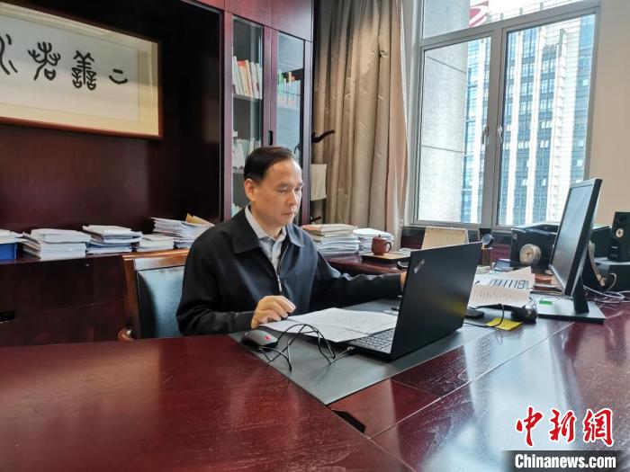 广东省市场监督管理局（知识产权局）副局长何巨峰在线解读相关政策。大湾区科技创新服务中心 供图