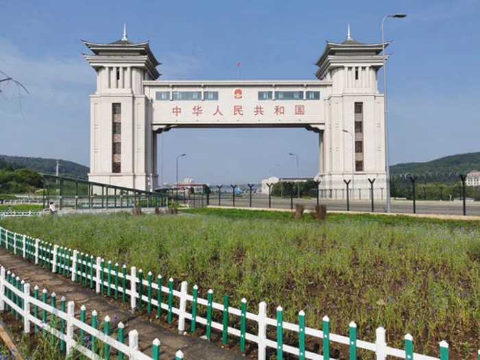 这是正在使用的绥芬河第三代国门(2019年9月摄)。新华社记者马晓成摄