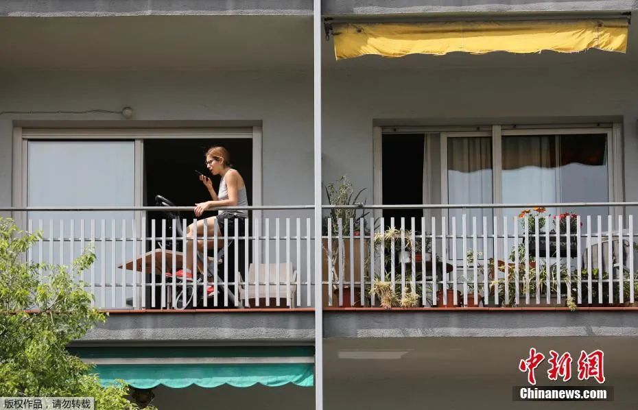 资料图:西班牙巴塞罗那,住民在阳台上享受晴天气。(图片泉源:中新网)