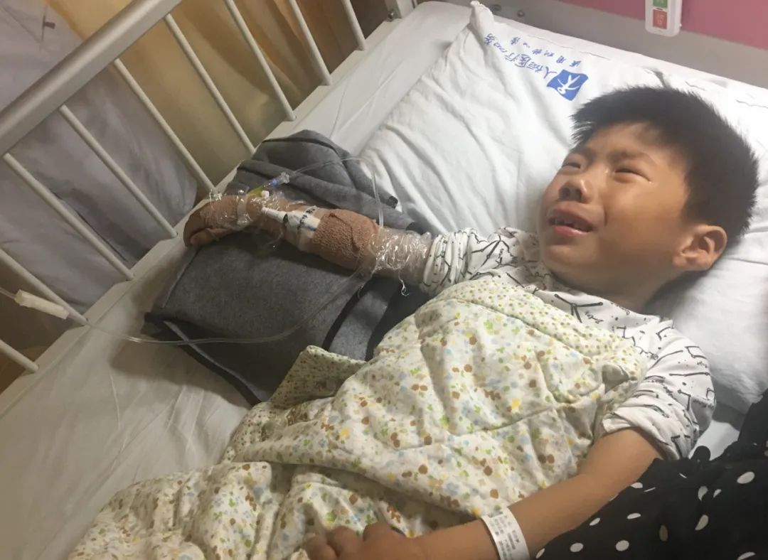 武汉解封后8岁白血病男孩兴奋返程 时隔80天与姐姐相见喜极而泣