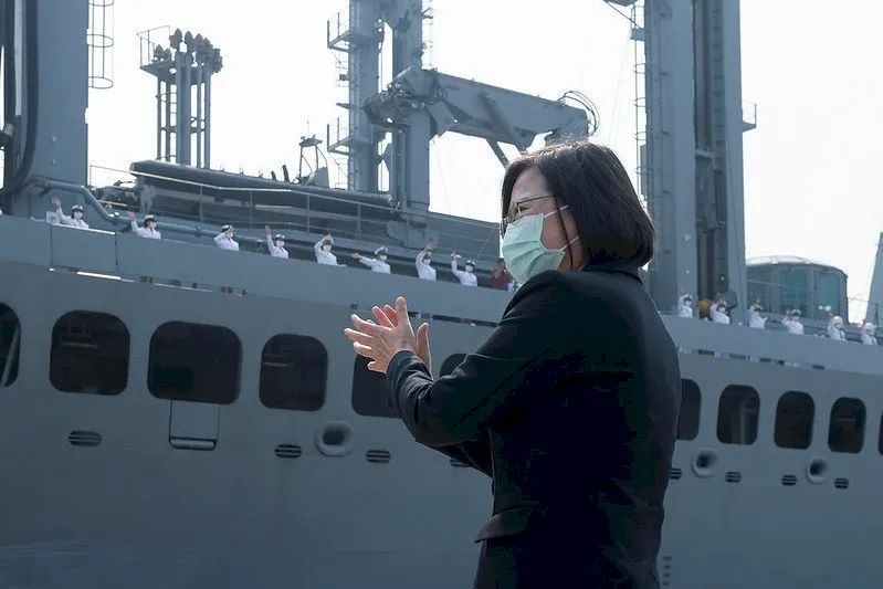 4月9日,蔡英文曾前往左营军港欢迎“敦睦舰队”返航。(图源:台媒)