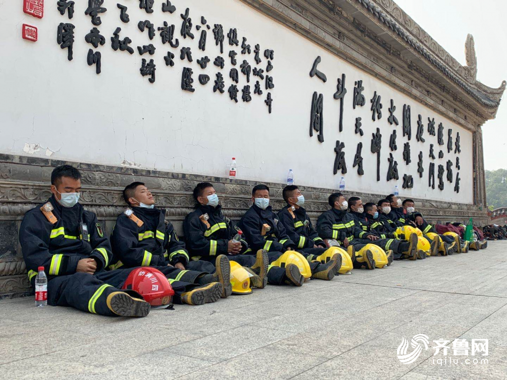 心疼!参加西昌森林大火灭火的消防官兵累躺在地上