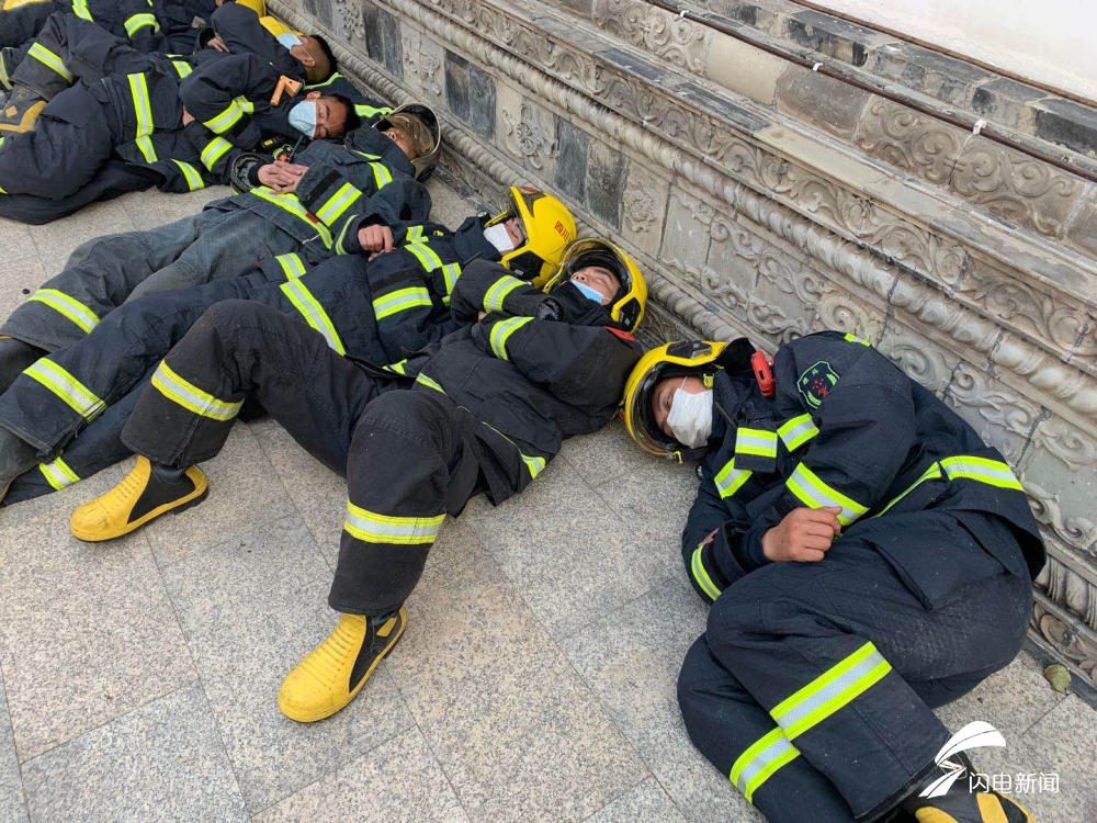 心疼!参加西昌森林大火灭火的消防官兵累躺在地上