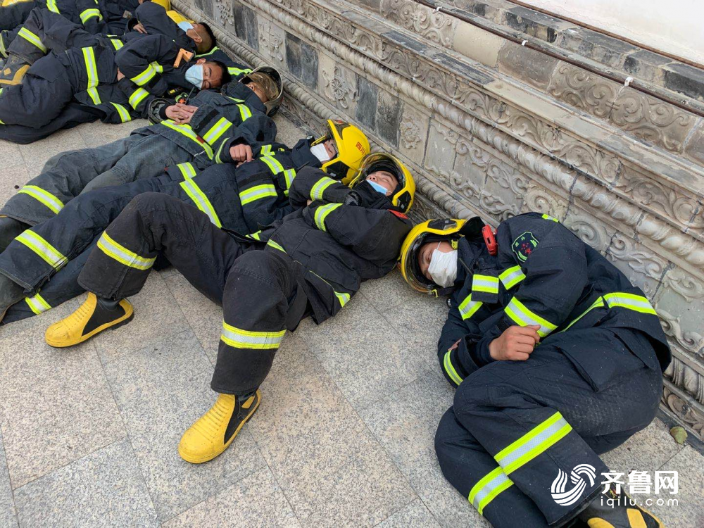 心疼!参加西昌森林大火灭火的消防官兵累躺在地上
