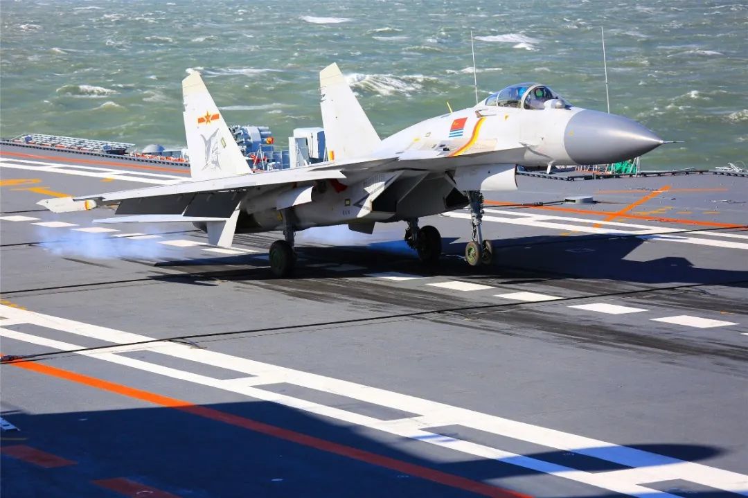 海军航空大学已经完成了数十名舰载战斗机飞行员的昼间航母飞行资质认证。图片来源:中国军网