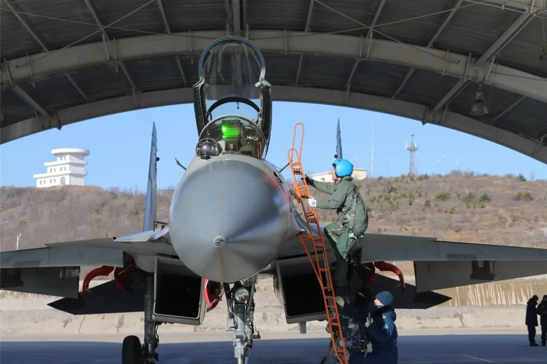 歼-15舰载机前几批飞行员大部分从海空军尖子飞行员中培养而来。图片来源:中国军网