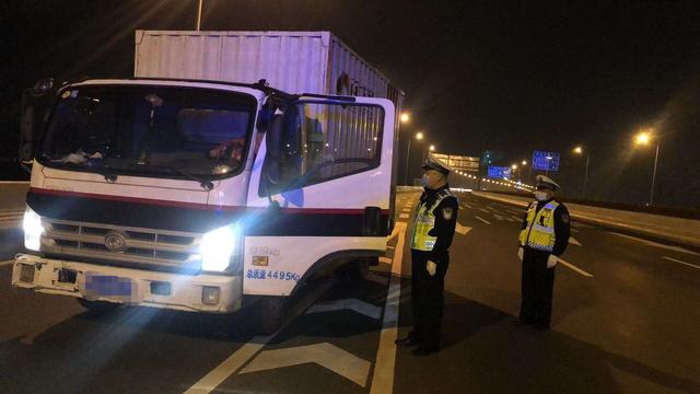 武汉交警将依法严处电动自行车、大客车、货车闯行城市快速路及桥隧的行为