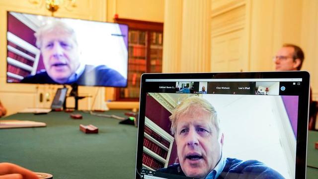英首相晒内阁视频会议照 意外泄露账号 网友争相猜密码