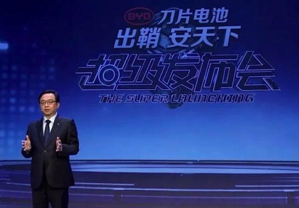 在和三元锂电池的路线之争中,比亚迪放出“刀片电池”的大招