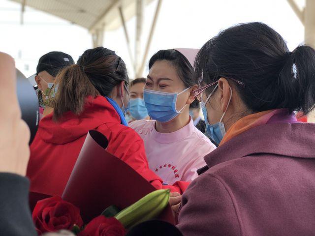 呼和浩特首批援鄂医护人员解除隔离回家