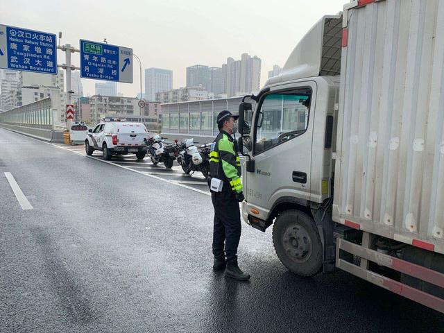 武汉交警将依法严处电动自行车、大客车、货车闯行城市快速路及桥隧的行为