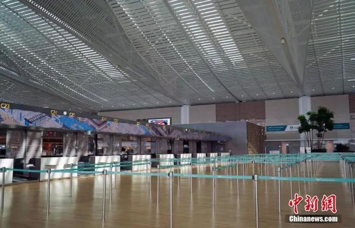  3月20日，韩国仁川国际机场，入境人员大幅减少，诸多柜台已关闭。中新社记者 曾鼐 摄