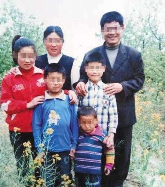 吴春红(右一)与家人合影。家属供图