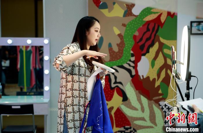 直播行业影响GDP_美女直播(3)